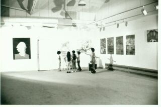 Una foto de Latina Art Showcase (Exposición de artistas latinas): 1987, una exposición de 68 obras contemporáneas de artistas latinas de todo Estados Unidos.