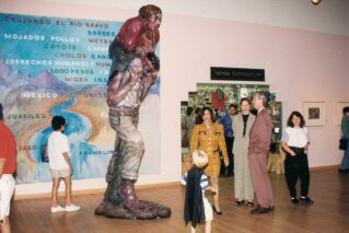 Una foto de la exposición The Art of the Other Mexico: Sources and Meanings (El arte de otro México: Fuentes y significados), 1993