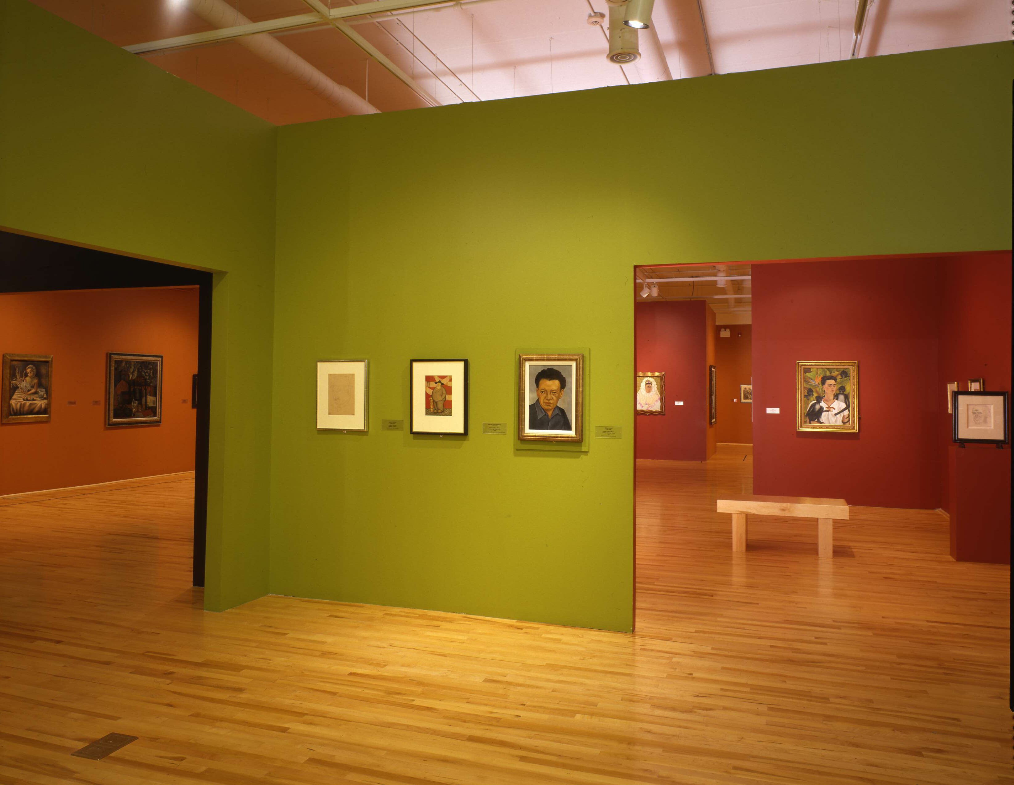 Una foto de un salon de arte.