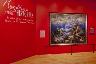 Una foto de la entrada de la exposición Nuestras Historias: Stories of Mexican Identity from the Museum’s Permanent Collection (Nuestras historias: Relatos de identidad mexicana en la Colección Permanente del Museo)