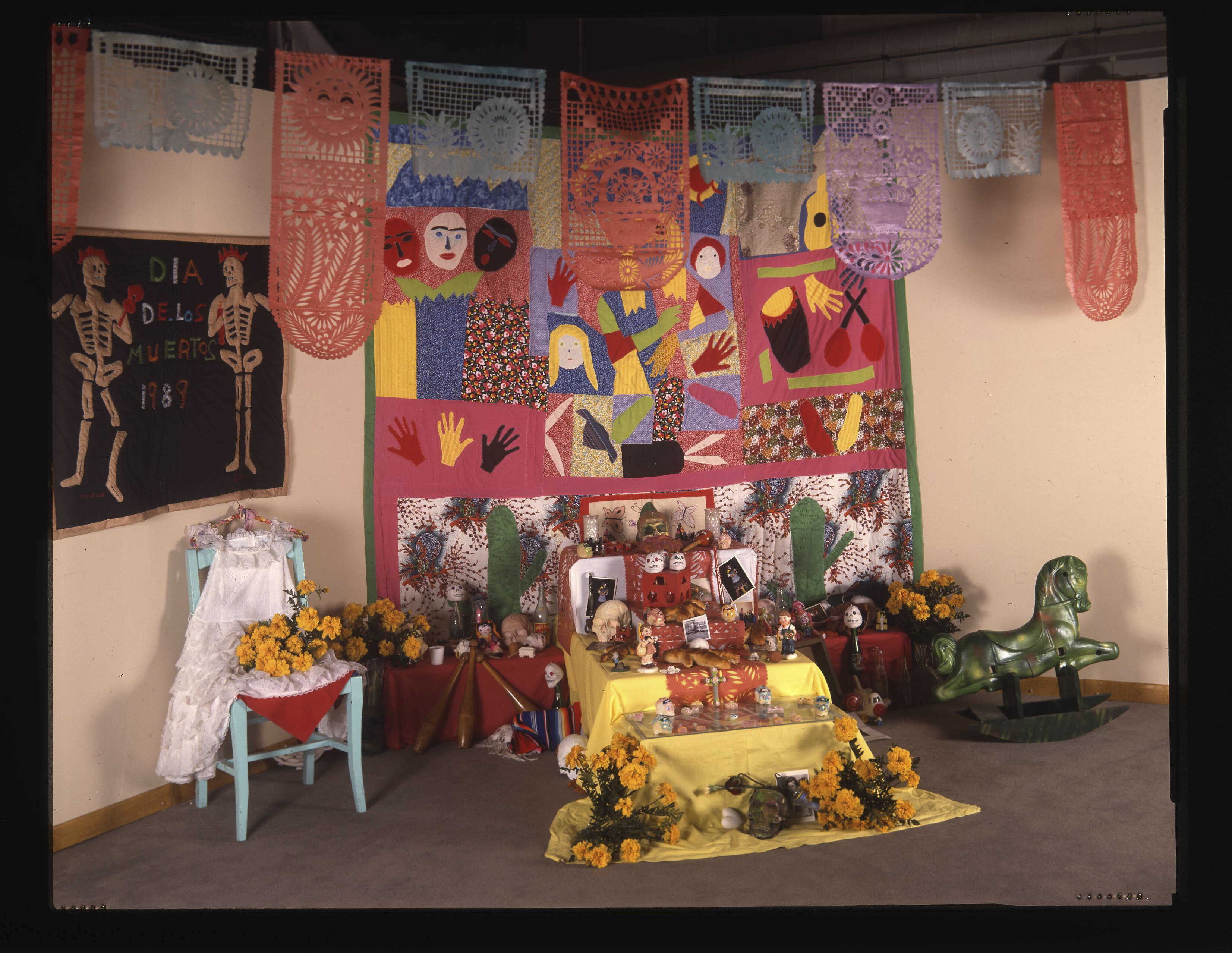 Ofrenda with large quilt and banners