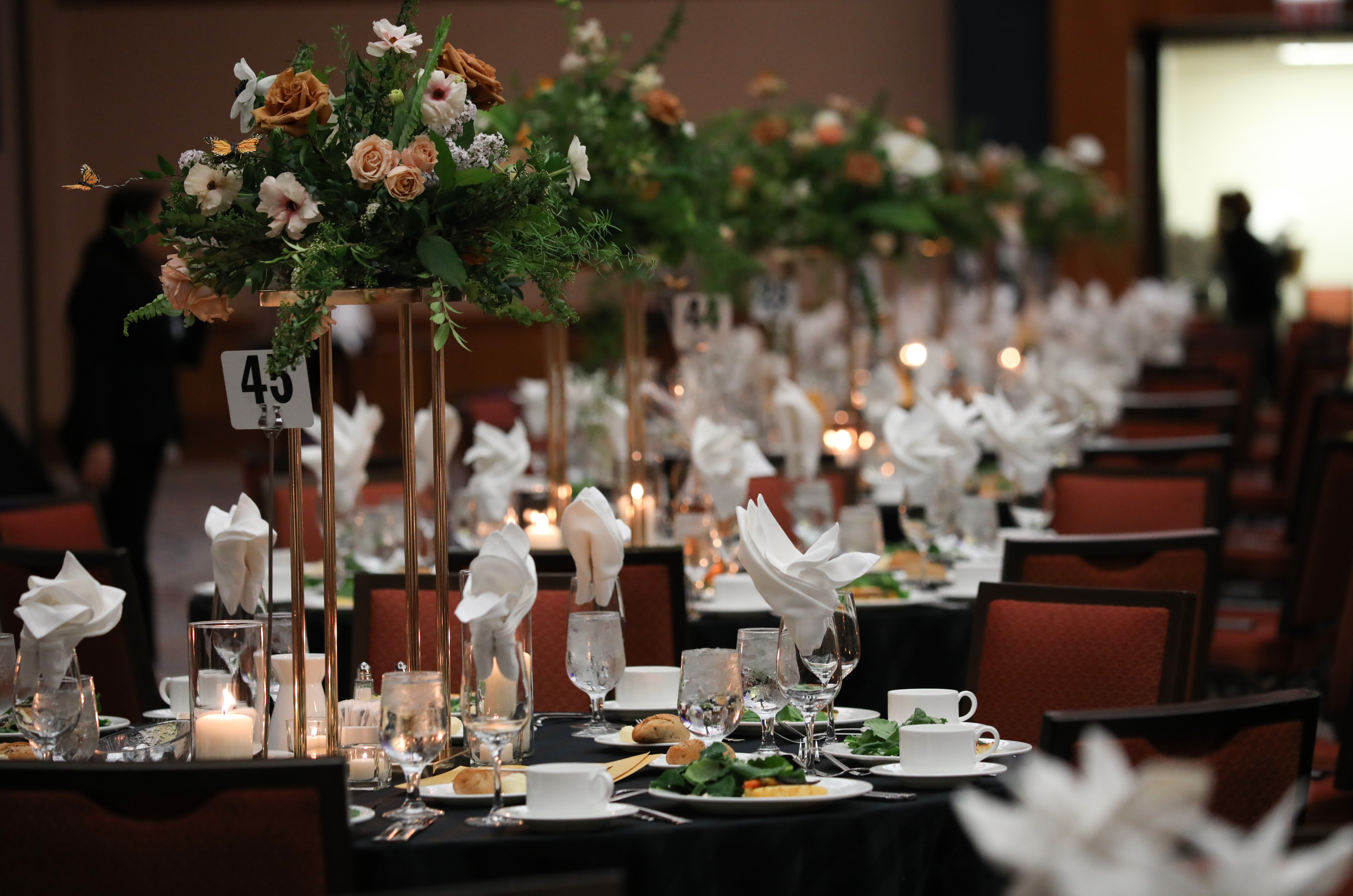 Table settings at the 2022 Gala de Arte