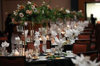 Table settings at the 2022 Gala de Arte