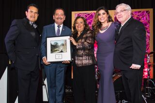 Photo of Gala de Arte 2019 Velasquez Award Honoree Congressman Chuy Garcia with NMMA Board Chair Carlos Cardenas on the left, and Adela Cepeda, Gala Chair Eve Rodriguez, and NMMA President Carlos Tortolero on the right.