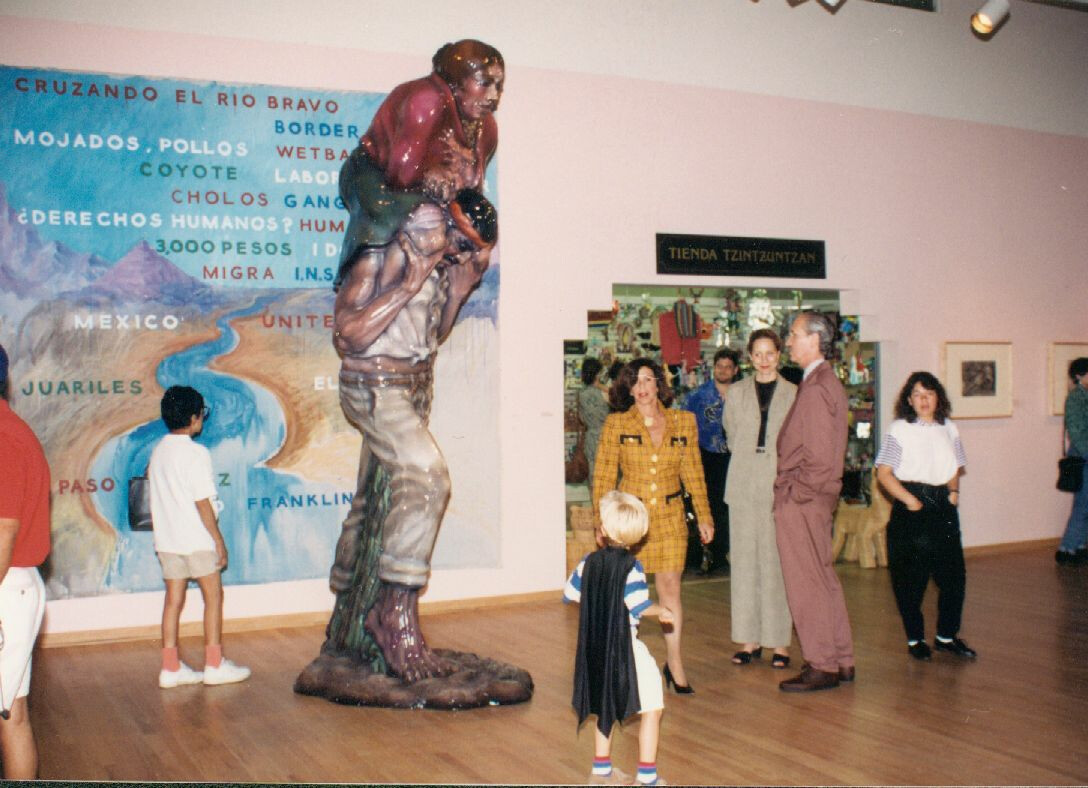 Una foto de la exposición The Art of the Other Mexico: Sources and Meanings (El arte de otro México: Fuentes y significados), 1993